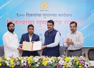 मुख्यमंत्र्यांच्या हस्ते जिल्हाधिकारी विनय गौडा सन्मानित-शंभर दिवसांच्या कार्यालयीन सुधारणा मोहिमेत राज्यात प्रथम