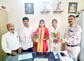 महात्मा फुले हायस्कूल मध्ये गुणवंतांचा पुष्पगुच्छ देऊन सत्कार !
