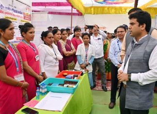 आदिवासी बांधवांनी शासकीय सेवांचा लाभ घ्यावा – जिल्हाधिकारी विनय गौडा