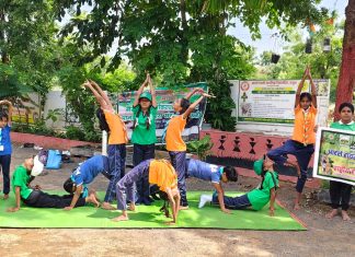 आदर्श शाळेत अकरावा आंतरराष्ट्रीय योग दिन उत्साहात साजरा