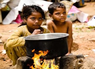 भारत में गरीबी कम होने का दावा एक क्रूर मज़ाक है