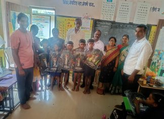 शालेय विद्यार्थ्यांना स्कूल बॅग भेट देऊन साजरा केला वाढदिवस