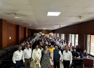 आदिवासी क्षेत्रातील वैद्यकीय सेवेबाबत विद्यार्थ्यांसोबत संवाद