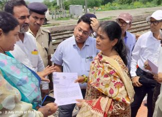 शालिमार एक्सप्रेस नाशिक मेमो पारस येथे थांबा दयावा- आम्रपाली खंडारे(वंचित बहुजन आघाडी जिल्हाध्यक्ष)