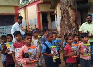 माजी जि.प.अध्यक्ष कंकडालवार यांच्या वाढदिवस निमित्त जाफ्राबाद व टेकडा तल्ला येथील विध्यार्थ्यांना पेन बुक वाटप…!