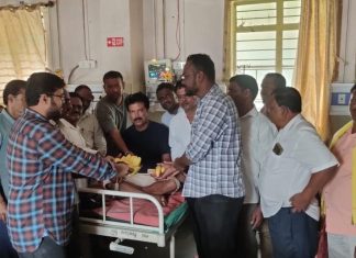 माजी जि.प.अध्यक्ष अजयभाऊ कंकडालवार यांच्या वाढदिवस निमित्त मुलचेरा ग्रामीण रुग्णालयात फळ वाटप..!