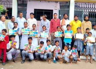 महात्मा फुले हायस्कूल येथे पापाशेठ वाघरे मित्रपरिवाराकडून शैक्षणिक साहित्य वाटप !…