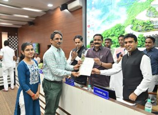 प्रशासकीय सुधारणा मोहिमेत उत्कृष्ट कार्य करणा-या अधिका-यांचा पालकमंत्र्यांकडून सन्मान