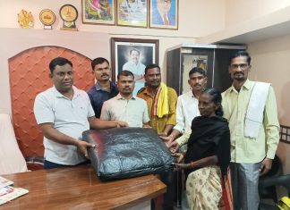 माजी जि.प.अध्यक्ष अजयभाऊ कंकडालवार यांच्याकडून ; पोचूबाई सिडाम हिला ताडपत्री मदत…!