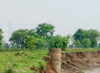 पुरामुळे शेत जमीन सोबत विहीर सुद्धा नदीपात्रात-शेतकरी हवालदिल