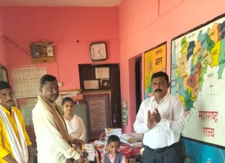 मन्नेराजाराम येथे लोकप्रिय खासदार डॉ.नामदेवराव किरसान साहेबांचा वाढदिवसानिमित्त विध्यार्थ्यांना बुक,पेन वाटप…!