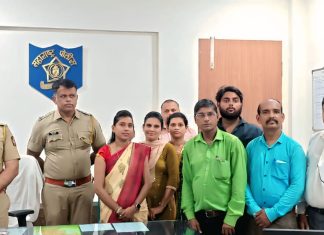 फरार डॉक्टरला अटक केव्हा करणार?-महामाया महिला सामाजिक न्याय संघटनेच्या पदाधिकाऱ्यांनी केला एडिशनल एस. पी. सवाल?