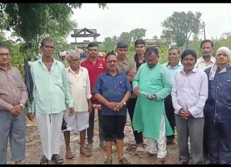 पहेला येथील स्मशान भूमीकडे जाणाऱ्या रस्त्याची अत्यंत दयनीय अवस्था