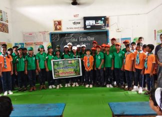 आदर्श शाळेत कारगिल विजय दिवस-राष्ट्रीय हरित सेना, स्काउट्स – गाईड्स विद्यार्थांनी बघितला युद्धाचा लघु चित्रपट