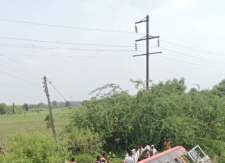 एस. टी. बसच्या अपघातात एकाचा मृत्यू तर अनेक प्रवासी जखमी-रस्त्यालगतच्या दहा फूट खोल खड्ड्यात कोसळली एस टी