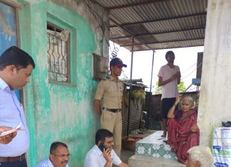 जिल्हाधिका-यांची ग्रामीण भागातील डीबीटी लाभार्थ्यांच्या घरी भेट