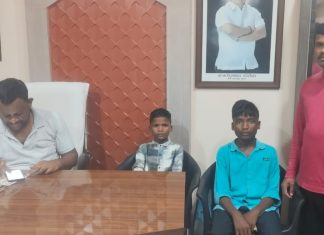 लकनगुडा येथील अपघातग्रस्त शालेय विध्यार्थ्यांची कंकडालवार यांनी करून दिली औषधोपचार