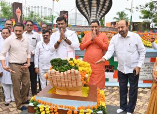 चिमूर क्रांती दिनानिमित्त पालकमंत्र्यांकडून शहिदांना अभिवादन-स्वातंत्र संग्राम सैनिकांच्या कुटुंबियांची भेट