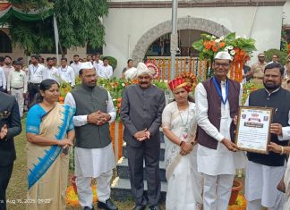 सरपंच नंदकिशोर वाढई यांच्या कार्याची दखल : स्वातंत्र्य दिनी पालकमंत्र्यांच्या हस्ते प्रमाणपत्र देऊन जिल्हा स्मार्ट ग्राम कळमनाचा गौरव.