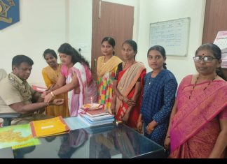 लोकांचे कामे कामे जलद गतीने करण्याकरिता महिला वंचित बहुजन तर्फे अधिकाऱ्यांना रक्षाबंधन