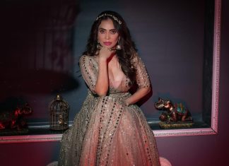 गोल्डन शिमर लुक में निकिता रावल ने किया फैशन रडार को रोशन
