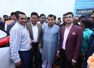 केंद्रीय मंत्री नितिन गडकरी यांच्या हस्ते नागपूरातील कामठीच्या वेकोली अंतर्गत येणाऱ्या डुमरी साईडिंग इथं इलेक्ट्रिक व्हेईकलचे उद्घाटन.