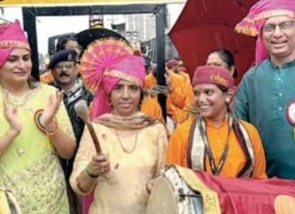 नाशिक मनपा आयुक्तांचे गणेश विसर्जन मिरवणुकीत सासूंबाई सोबत ढोलवादन
