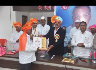 प्राथमिक शिक्षक राजेंन्द्र दुनबळे माणुसकी फाउंडेशन च्या वतीने गुणवंत शिक्षक पुरस्काराने सन्मानित, मा विशेष पोलीस महानिरीक्षक नाशिक पोलीस परिक्षेत्र बी जी शेखर साहेब यांच्या शुभहस्ते सन्मान