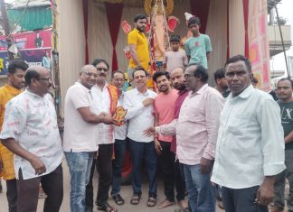 मागासवर्गीय आयोगाचे राष्ट्रीय अध्यक्ष हंसराज अहिर यांच्या वतीने गणेश मंडळाना भेटी, अहिर यांनी पाठवण्यात आलेल्या भेट वस्तूचेही केले वाटप
