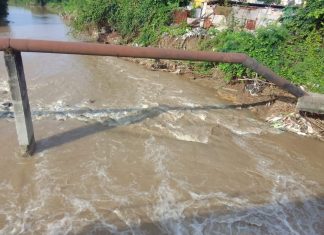 आधार खचल्याने नगर परिषद जलवाहिनी धोक्यात