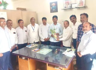 महात्मा फुले हायस्कूल ला क्रीडा अधिकारी यांची सदिच्छा भेट !…. क्रीडा शिक्षक एच डी माळी यांचा शाल पुष्पगुच्छ देऊन अभिष्टचिंतन !……