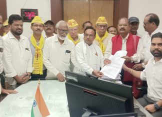 सर्वोच्च न्यायालयाचे सरन्यायाधीश भूषण गवई यांच्यावर बूट फेकणारा वकील राकेश तिवारी यांच्यावर देशद्रोहाचा गुन्हा दाखल करा