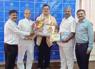 फुले एज्युकेशन तर्फे श्रीधर गायकवाड झाले सन्मानित