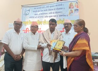 श्रीगुरुदेव भजन पहाट कार्यक्रमात आदर्श शेतकरी पुरस्कार प्राप्त हरिश्चंद्र बोढे यांचा गौरव