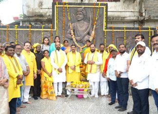 शहीद दिनानिमित्त क्रांतिवीर बाबुराव शेडमाके यांना अभिवादन-पालकमंत्र्यांसह इतर नेत्यांची उपस्थिती