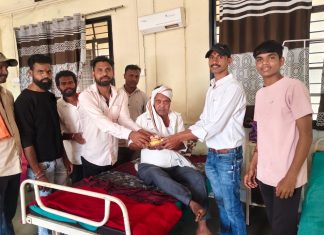 टायगर ग्रुपचे राष्ट्रीय अध्यक्ष डॉ. पहेलवान तानाजीभाऊ जाधव यांच्या वाढदिवसानिमित्त अड्याळ येथील ग्रामीण रुग्णालयात फळ वाटप