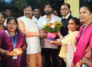 राष्ट्रीय मानांकन प्राप्त दुर्गापूर प्रा.आ.केंद्राला आमदार मुनगंटीवार यांची भेट- अधिकारी कर्मचा-यांचे केले कौतुक