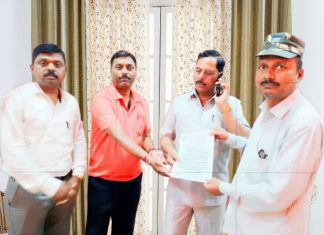 महाराष्ट्र राज्य गुणवंत कामगारांच्या विविध मागण्या अधिवेशनात मांडण्यासाठी आमदार यांना राजेंद्र कांबळे यांनी दिले निवेदन