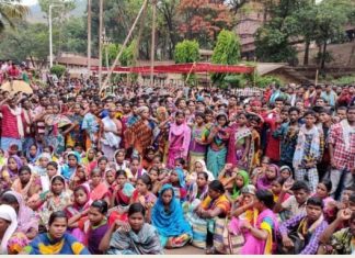 रिहायशी इलाके में पुलिस कैंप, छीनी जाती ज़मीन : ‘नए भारत’ में आदिवासी अस्तित्व पर गहराता संकट