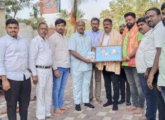 फुले एज्युकेशन तर्फे आटपाडी चे नवनिर्वाचित नगराध्यक्ष उत्तम जाधव सन्मानित