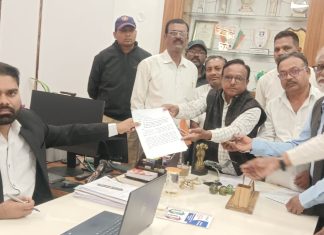 विद्यार्थी संख्येवर आधारित संच मान्यता रद्द करा याकरिता संविधान बचाव संघर्ष समितीच्या वतीने जिल्हाधिकारी मार्फत शिक्षण मंत्र्यांना निवेदन