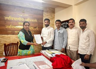 पुसेगावमधील रखडलेल्या रस्त्याच्या कामाबाबत प्रांताधिकाऱ्यांना निवेदन