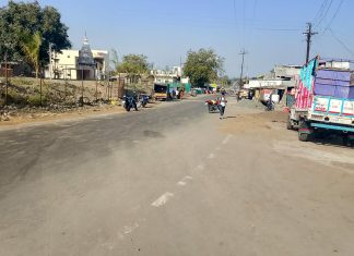 मांडवा गावाजवळ गतिरोधक बसविण्याची मागणी