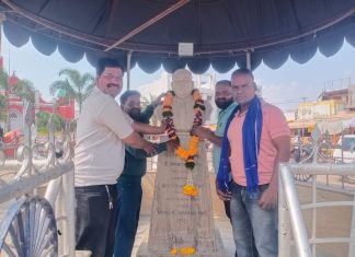 डॉ. बाबासाहेब आंबेडकर मराठवाडा विद्यापीठ नामविस्तार दिनी बाबासाहेब आंबेडकर यांच्या पुतळ्याला पुष्पहार घालुन भीम आर्मी संघटने कडून आभिवादन