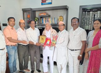 ज्येष्ठ सर्वोदयी कार्यकर्ते दादाजी मोरे समर्पित जीवन पुरस्काराने सन्मानित