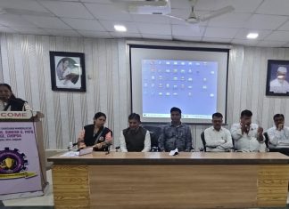 चोपडा महाविद्यालयात आत्मनिर्भर युवती अभियान प्रसंगी युवतीना कृषी व बँकिंग क्षेत्रातील संधींचे मार्गदर्शन