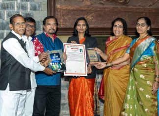 ॲड. करुणा विमल सावित्रीच्या लेकी या राज्यस्तरीय पुरस्काराने पुण्यातील महात्मा फुले वाड्यात सन्मानित