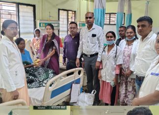 संगीता ठलाल यांनी रुग्णांना फळ वाटप करून वाढदिवस साजरा केला