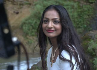 विवादों में फंसी कुंभ वायरल गर्ल मोनालिसा की ‘द डायरी ऑफ मणिपुर’