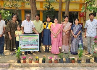 तेराव्या वाढदिवसानिमित्याने तेरा फुलझाड शाळेला भेट देऊन वाढदिवस केला साजरा